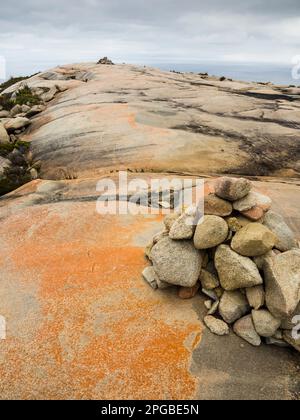 Cairns entlang der bald Head Wanderroute über dem südlichen Ozean, Torndirrup National Park, Albany, Westaustralien, Australien Stockfoto