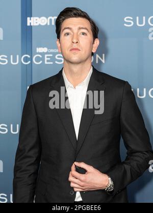 20. März 2023, New York, New York, USA: Nicholas Braun nimmt an der Premiere der HBO-Serie „Succession“ 4 im Jazz im Lincoln Center Teil. Dies ist die letzte Saison der äußerst erfolgreichen Serie. (Kreditbild: © Lev Radin/Pacific Press via ZUMA Press Wire) NUR ZUR REDAKTIONELLEN VERWENDUNG! Nicht für den kommerziellen GEBRAUCH! Stockfoto