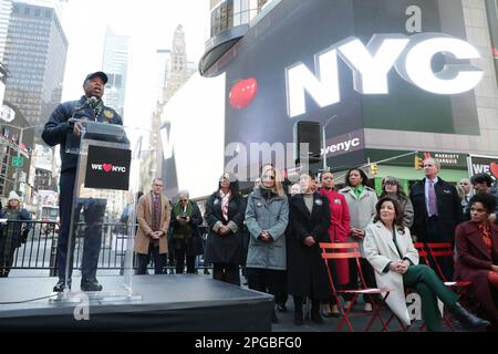 Times Square, New York, USA, 20. März 2023 – Bürgermeister Eric Adams spricht während der Kampagne „We Love NYC“ mit Gouverneur Kathy Hochul am Times Square New York. Foto: Giada Papini Rampelotto/EuropaNewswire Stockfoto