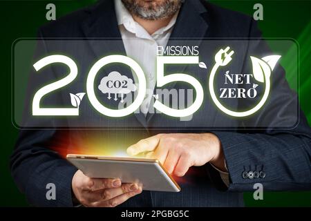 Netto-Null-Konzepte bis 2050 CO2-neutrale Netto-Null-Emissionsziele Wetterneutrale langfristige Strategie Stockfoto