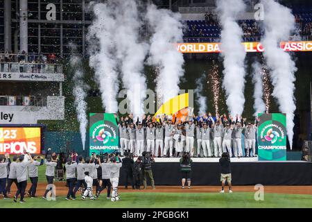 Miami, Usa. 21. März 2023. Japan feiert beim World Baseball Classic Finale in Miami, Florida, Dienstag, 21. März 2023 einen Sieg über das Team USA im Jahr 3-2. Foto: Aaron Josefczyk/UPI Credit: UPI/Alamy Live News Stockfoto