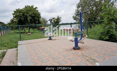 Bangalore, Karnataka, Indien - September 18 2022: Trainingsgeräte im Agara See für Senioren. Gut gepflegter See zum Wandern, Entspannen Stockfoto