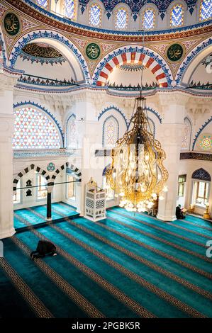 Berlin, Deutschland. 17. März 2023. Eine Person betet in der Sehitlik-Moschee in Berlin-Neukölln. Der Fastenmonat beginnt offiziell am Mittwochabend. Tagsüber verzichtet man auf Essen und Trinken. Erst nach Sonnenuntergang treffen sie sich, um ihr Fasten zu brechen. Was dieses Jahr besonders ist, ist, dass sich Ramadan, die christliche Fastenzeit und Ostern sowie das jüdische Passover überschneiden. Kredit: Fabian Sommer/dpa/Alamy Live News Stockfoto