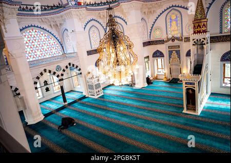 Berlin, Deutschland. 17. März 2023. Eine Person betet in der Sehitlik-Moschee in Berlin-Neukölln. Der Fastenmonat beginnt offiziell am Mittwochabend. Tagsüber verzichtet man auf Essen und Trinken. Erst nach Sonnenuntergang treffen sie sich, um ihr Fasten zu brechen. Was dieses Jahr besonders ist, ist, dass sich Ramadan, die christliche Fastenzeit und Ostern sowie das jüdische Passover überschneiden. (Zu dpa 'Ramadan beginnt: Moslems hofft zu treffen ') Kredit: Fabian Sommer/dpa/Alamy Live News Stockfoto