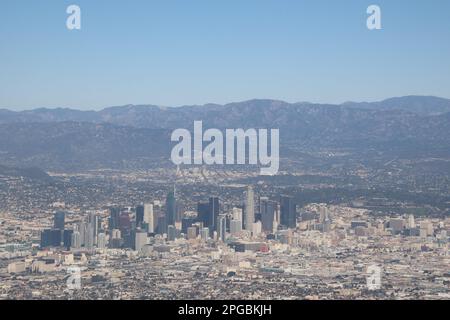 Von hoch oben ist die weitläufige Metropole Los Angeles ein Flickenteppich aus Vierteln, Autobahnen und Palmen unter endloser Sonne. Stockfoto