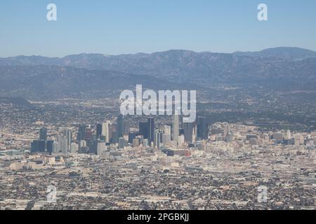 Von hoch oben ist die weitläufige Metropole Los Angeles ein Flickenteppich aus Vierteln, Autobahnen und Palmen unter endloser Sonne. Stockfoto