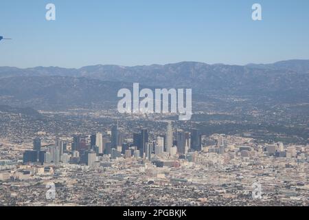 Von hoch oben ist die weitläufige Metropole Los Angeles ein Flickenteppich aus Vierteln, Autobahnen und Palmen unter endloser Sonne. Stockfoto