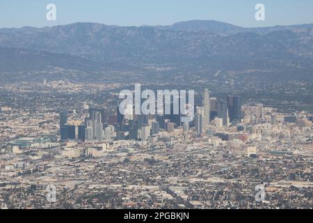 Von hoch oben ist die weitläufige Metropole Los Angeles ein Flickenteppich aus Vierteln, Autobahnen und Palmen unter endloser Sonne. Stockfoto