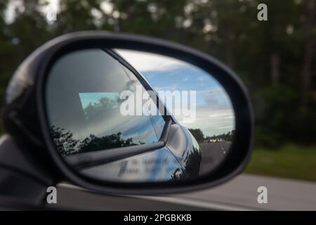 Objekte sind möglicherweise näher als die angezeigte Spiegelansicht Stockfoto