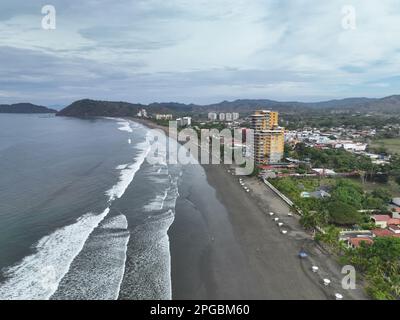 Von oben ist Jaco Beach in Costa Rica ein atemberaubender Anblick: Weißer Sand, blaues Wasser und üppiges Grün entlang der Küste. Stockfoto