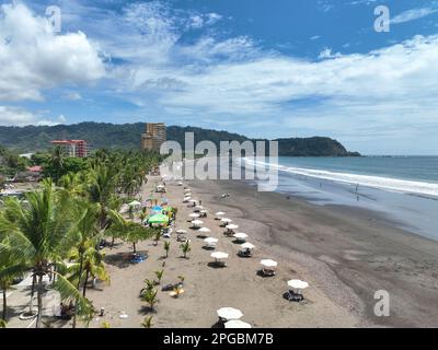 Von oben ist Jaco Beach in Costa Rica ein atemberaubender Anblick: Weißer Sand, blaues Wasser und üppiges Grün entlang der Küste. Stockfoto