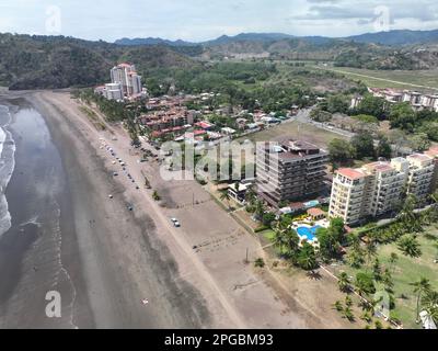 Von oben ist Jaco Beach in Costa Rica ein atemberaubender Anblick: Weißer Sand, blaues Wasser und üppiges Grün entlang der Küste. Stockfoto