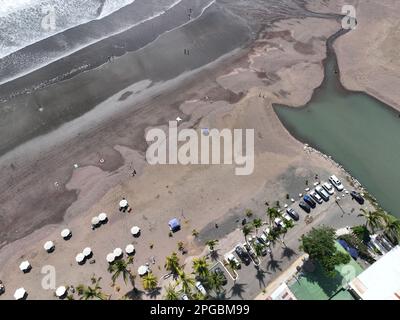 Von oben ist Jaco Beach in Costa Rica ein atemberaubender Anblick: Weißer Sand, blaues Wasser und üppiges Grün entlang der Küste. Stockfoto