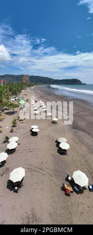 Von oben ist Jaco Beach in Costa Rica ein atemberaubender Anblick: Weißer Sand, blaues Wasser und üppiges Grün entlang der Küste. Stockfoto