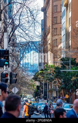 Zur Mittagszeit im Herbst blickt man auf die Pitt Street vom Martin Place in Richtung Circular Quay und Sydney Harbour Bridge Stockfoto