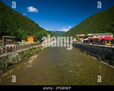 Long Lake Mountain Lake (Türkisch; Uzungol). Touristische Spazierwege rund um den Haldizen Creek. Caykara, Trabzon, Türkei Stockfoto