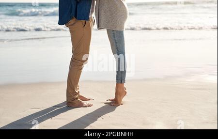 Es gibt keinen besseren Ort, um sich zu verlieben. Ein unbekanntes Paar, das eine schöne Zeit am Strand verbringt. Stockfoto