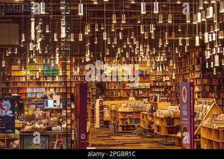 Bukarest, Rumänien - 21. Februar 2023. Bücherregale in einem Buchladen Stockfoto