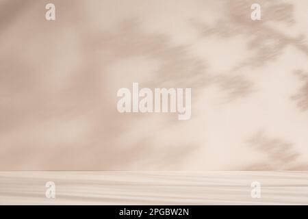 Hellbeiger Hintergrund für Produktpräsentation mit einem Licht- und Schattenmuster Stockfoto