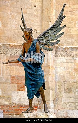 Der Blaue Engel vor dem Dom Cattedralle di S. Maria Matricolare Stockfoto