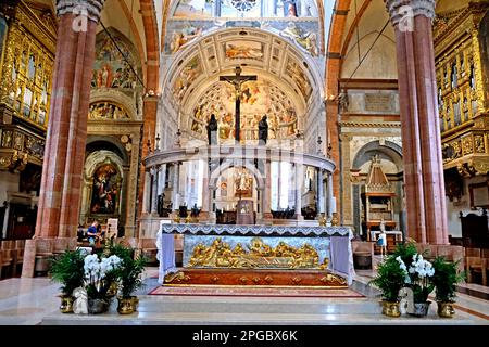 Der Altar und die Kuppel von La Cattredale in Verona, Italien Stockfoto