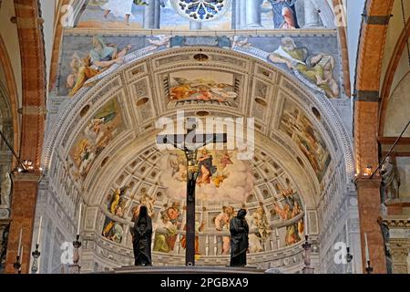 Der Altar und die Kuppel von La Cattredale in Verona, Italien Stockfoto