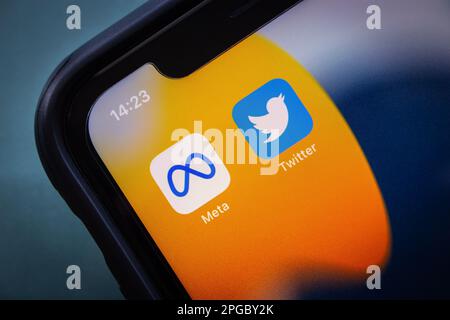 Vancouver, KANADA - März 18 2023 : Meta- und Twitter-Symbole auf einem iPhone-Bildschirm. Stockfoto