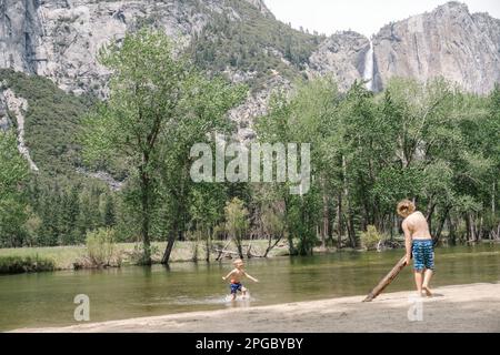 Jungs spielen im Fluss im Yosemite-Nationalpark Stockfoto