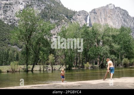 Jungs spielen im Fluss im Yosemite-Nationalpark Stockfoto