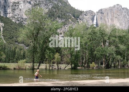 Jungs spielen im Fluss im Yosemite-Nationalpark Stockfoto