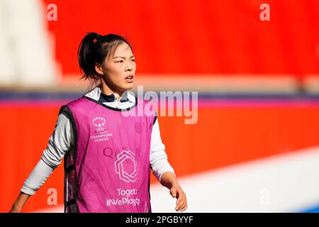 Paris, Paris, Frankreich. 21. März 2023. Li Mengwen von Paris Saint Germain nimmt an einem Training zur Vorbereitung des Spiels der UEFA Women's Champions League zwischen Paris Saint Germain und VfL Wolfsburg am 21. März 2023 in Paris, Frankreich, Teil. Kredit: Glenn Gervot/Xinhua/Alamy Live News Stockfoto