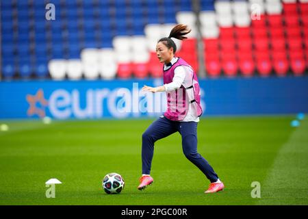 Paris, Paris, Frankreich. 21. März 2023. Li Mengwen von Paris Saint Germain nimmt an einem Training zur Vorbereitung des Spiels der UEFA Women's Champions League zwischen Paris Saint Germain und VfL Wolfsburg am 21. März 2023 in Paris, Frankreich, Teil. Kredit: Glenn Gervot/Xinhua/Alamy Live News Stockfoto