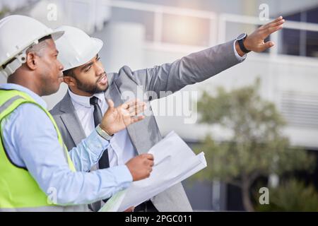 Teamwork, Engineering und Leiter mit Bauplan auf der Baustelle für die Entwicklung. Architektur, Zusammenarbeit und Mitarbeiter, Mitarbeiter von Auftragnehmern oder Stockfoto