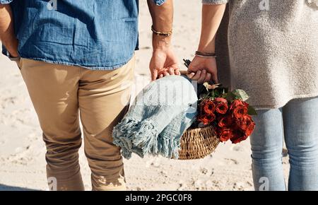 Das Leben kann nicht viel besser werden als das hier. Ein unbekanntes Paar, das eine schöne Zeit am Strand verbringt. Stockfoto