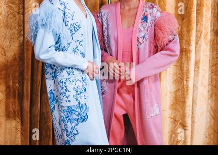 Zwei verkürzte weibliche Figuren in pinkblauer, eleganter Kleidung in der Backstage Fashion Week Stockfoto