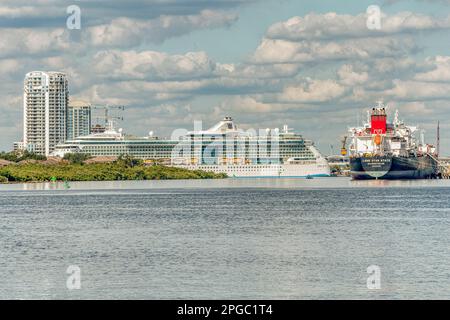 Kreuzschiff und Frachter Stockfoto