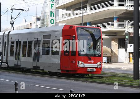 Köln, Deutschland. 19. März 2023. Eine Straßenbahn des KVB-Transportunternehmens Köln Credit: Horst Galuschka/dpa/Alamy Live News Stockfoto