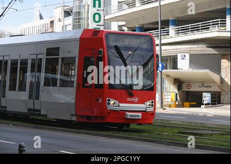 Köln, Deutschland. 19. März 2023. Eine Straßenbahn des KVB-Transportunternehmens Köln Credit: Horst Galuschka/dpa/Alamy Live News Stockfoto