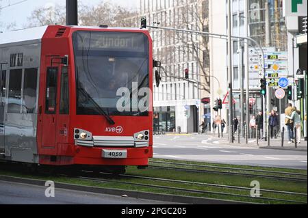 Köln, Deutschland. 19. März 2023. Eine Straßenbahn des KVB-Transportunternehmens Köln Credit: Horst Galuschka/dpa/Alamy Live News Stockfoto