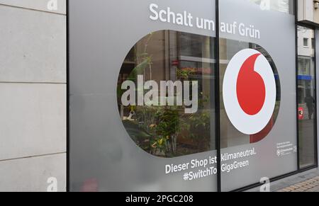 Köln, Deutschland. 19. März 2023. Logo, Schriftzug auf einer Zweigniederlassung des Telekommunikationsunternehmens Vodafone mit klimaneutralem Geschäft Kredit: Horst Galuschka/dpa/Alamy Live News Stockfoto