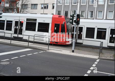 Köln, Deutschland. 19. März 2023. KVB Köln Straßenbahnen auf einer Fußgängerebene, die den Kredit überqueren: Horst Galuschka/dpa/Alamy Live News Stockfoto