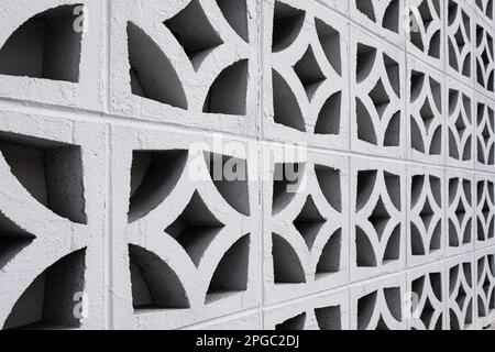 Weiße Wand Design Architektur Details Geometrisches Muster. Quadratische und runde Bausteine aus Beton. Betonwand quadratisches Muster Geometrie Stockfoto