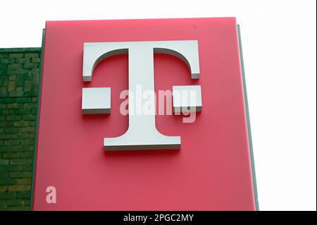 Köln, Deutschland. 19. März 2023. Logo, Schriftzug Deutsche Telekom AG Kredit: Horst Galuschka/dpa/Alamy Live News Stockfoto