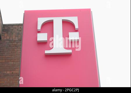 Köln, Deutschland. 19. März 2023. Logo, Schriftzug Deutsche Telekom AG Kredit: Horst Galuschka/dpa/Alamy Live News Stockfoto