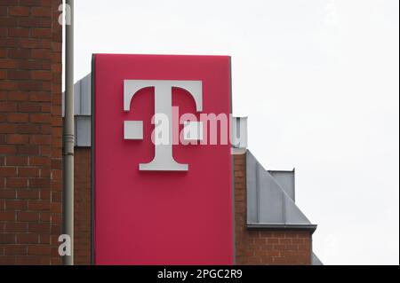 Köln, Deutschland. 19. März 2023. Logo, Schriftzug Deutsche Telekom AG Kredit: Horst Galuschka/dpa/Alamy Live News Stockfoto