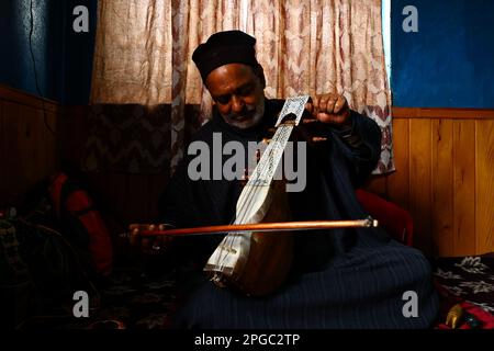 Sopore, Indien. 21. März 2023. Der Folksänger Abdul Hamid Teli aus Kashmiri spielt am 21. März 2023 während einer Übungssitzung im Bezirk Sopore Baramulla Jammu und Kaschmir India Sarangi. (Foto: Nasir Kachroo/NurPhoto) Kredit: NurPhoto SRL/Alamy Live News Stockfoto