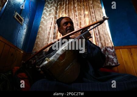 Sopore, Indien. 21. März 2023. Der Folksänger Abdul Hamid Teli aus Kashmiri spielt am 21. März 2023 während einer Übungssitzung im Bezirk Sopore Baramulla Jammu und Kaschmir India Sarangi. (Foto: Nasir Kachroo/NurPhoto) Kredit: NurPhoto SRL/Alamy Live News Stockfoto