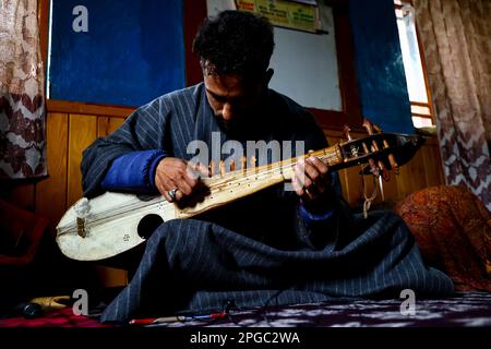 Sopore, Indien. 21. März 2023. Kashmiri Folk Sänger Talib Hamid Teli spielt Sarangi während einer Übungssitzung im Sopore District Baramulla Jammu und Kaschmir India am 21. März 2023. (Foto: Nasir Kachroo/NurPhoto) Kredit: NurPhoto SRL/Alamy Live News Stockfoto