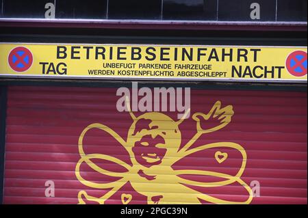 Köln, Deutschland. 19. März 2023. Wegweiser zur Anfahrt und Parken verboten. Guthaben: Horst Galuschka/dpa/Alamy Live News Stockfoto