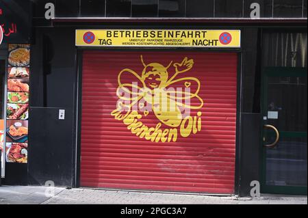Köln, Deutschland. 19. März 2023. Wegweiser zur Anfahrt und Parken verboten. Guthaben: Horst Galuschka/dpa/Alamy Live News Stockfoto